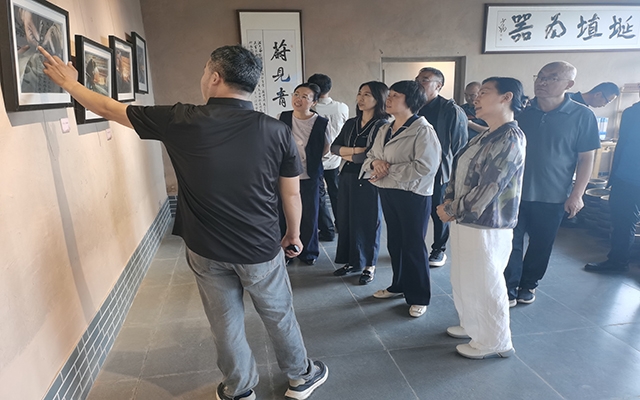 孙莉围绕“非遗传统技艺的保护与振兴”开展调研